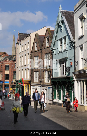 Les piétons marcher jusqu'Saddler Street dans la ville de Durham, Angleterre NE Banque D'Images