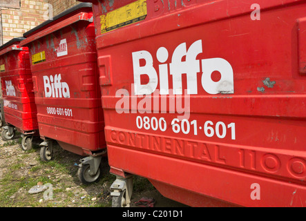 Biffa wheelie bins pour l'évacuation des déchets. Banque D'Images