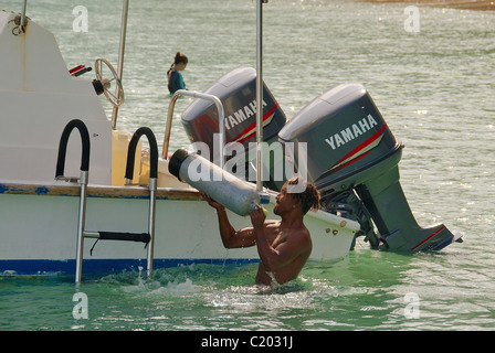 Aqualung homme créole sur navire bateau de plongée, l'île de Mahé, Seychelles Banque D'Images