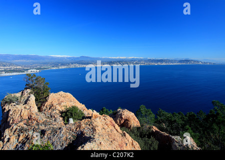 Vue aérienne de la baie de Cannes à partir de la montagne de l'Esterel Banque D'Images