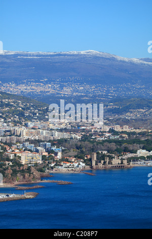 Vue de dessus de Mandelieu la Napoule près de Cannes avec la montagne du Mercantour neige dans l'arrière-plan Banque D'Images
