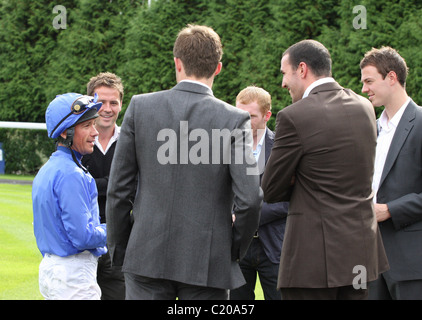 Jockey Frankie Dettori répond à Michael Owen de Manchester Utd et certains de ses coéquipiers à l'Hippodrome de Kempton suivant leur Banque D'Images