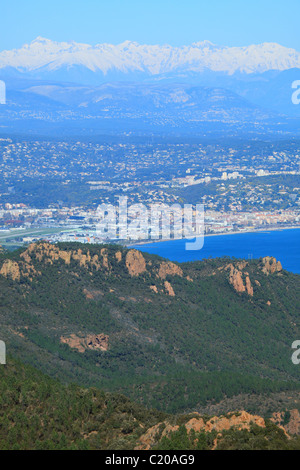 Vue aérienne de la baie de Cannes à partir de la montagne de l'Esterel Banque D'Images