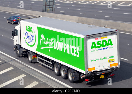 Chaîne d'approvisionnement du supermarché Asda épicerie livraison camion hgv et remorque articulée avec des slogans de prix à l'arrière et vues aériennes sur l'autoroute UK M25 Banque D'Images