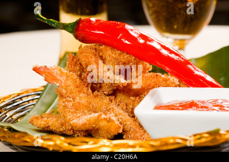 Frites fraîches crevettes buffalo avec un piment rouge sur le dessus et une sauce aigre-douce sur le côté dip Banque D'Images