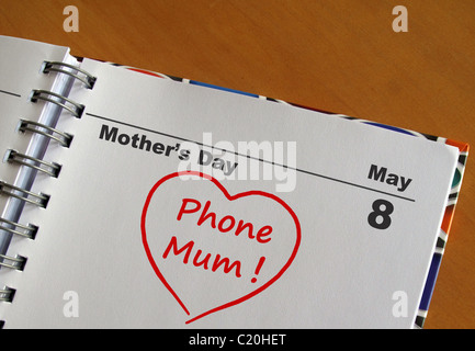 La fête des Mères le 8 mai date dans un journal avec un coeur et 'Phone Mum' Banque D'Images
