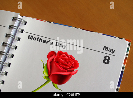 La fête des Mères le 8 mai date dans un journal intime avec une rose rouge et l'espace pour votre propre texte Banque D'Images