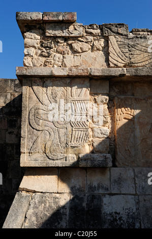 Détail du mur de la plate-forme de l'Jaguars à Chichen Itza, Yucatan, Mexique Banque D'Images