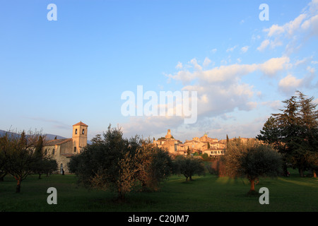 Le pittoresque village de Lourmarin dans le Luberon Banque D'Images