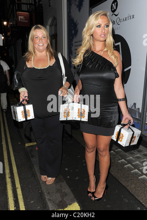 Chantelle Houghton ,avec Peter André's manager Claire Powell, dehors et environ dans le quartier de Covent Garden, la tenue de deux ensembles de boîte le culte Banque D'Images