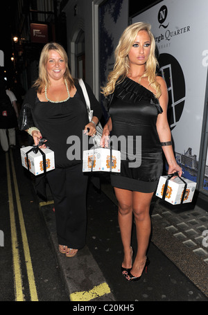 Chantelle Houghton ,avec Peter André's manager Claire Powell, dehors et environ dans le quartier de Covent Garden, la tenue de deux ensembles de boîte le culte Banque D'Images