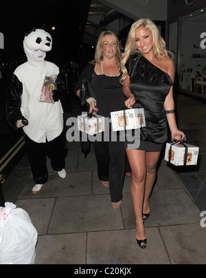 Chantelle Houghton dehors et environ dans le quartier de Covent Garden, la tenue de deux ensembles de boîte le culte TV show "amis" - Londres, Angleterre Banque D'Images