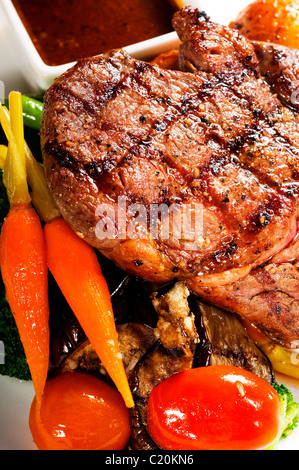 Faux-frais grillé steak avec brocoli carotte,et tomates cerises sur le côté Banque D'Images