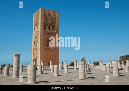 Tour Hassan à Rabat, Maroc. Mosquée inachevée avec vue sur le mausolée du roi Hassan II Banque D'Images