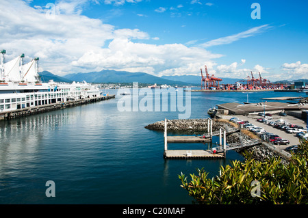 Le port de Vancouver à partir de la rive sud de la ville, mettant en relief la place du Canada, et quais d'expédition de fret Banque D'Images