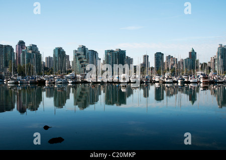 Centre-ville de Vancouver Coal Harbour vu des rives du Stanley Park, Canada. Banque D'Images