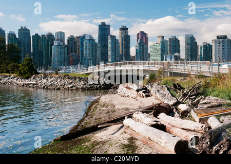 Les débris de bois flotté et la rive de la lignes pont menant à l'île Deadman de Stanley Park, Vancouver Canada Banque D'Images