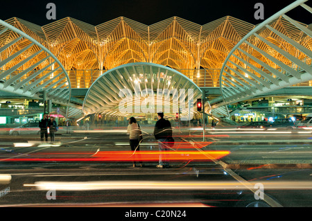 Portugal, Lisbonne : lumineux nocturne garé Gare do Oriente Banque D'Images