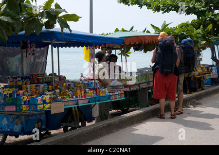 Les touristes achètent des aliments de collation en bordure de la cale, Koh Phangan, Thaïlande Banque D'Images