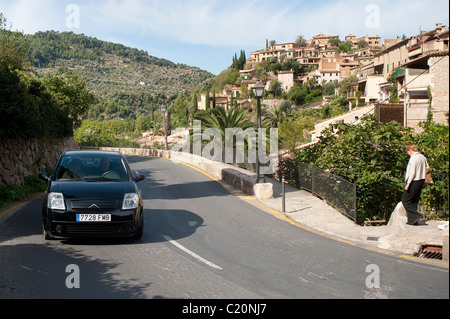 Voiture roulant le long d'une route à Mallorca, Espagne. Banque D'Images