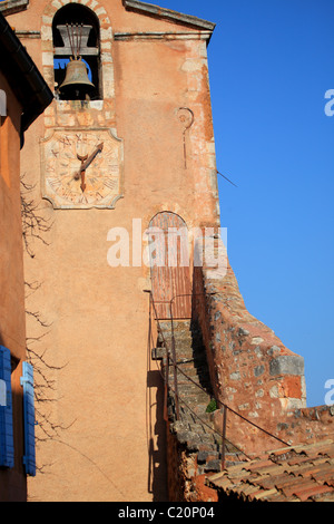 Le pittoresque village perché de Roussillon dans le Luberon Banque D'Images