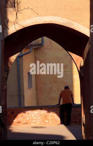 Le pittoresque village perché de Roussillon dans le Luberon Banque D'Images