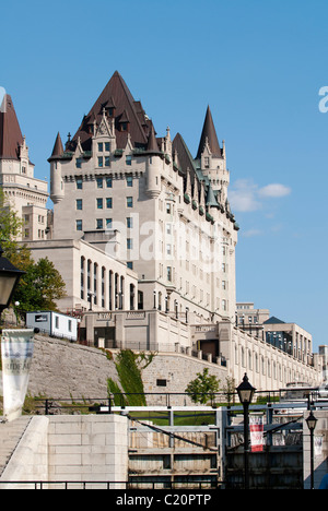 Hôtel Fairmont Château Laurier à Ottawa et une section du canal Rideau qui verrouille le système. Banque D'Images