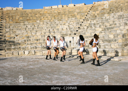 Beaux danseurs modernes sur l'ancien escalier de Kourion amphithéâtre à Chypre. Banque D'Images