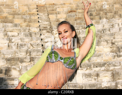 Belle danseuse du ventre en vert sur l'ancien escalier de Kourion amphithéâtre à Chypre. Banque D'Images