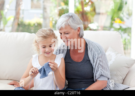 Avec sa petite-fille tricot senior Banque D'Images