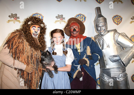 Cast Warner Brothers Entertainment présente le magicien d'Oz 70e anniversaire du gala d'émeraude qui est tenue à la taverne Banque D'Images