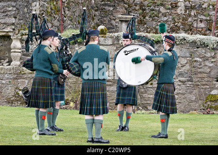 Les membres de l'armée britannique's Officer Training Corps (OTC) jouant dans un concours de cornemuses et tambours Banque D'Images