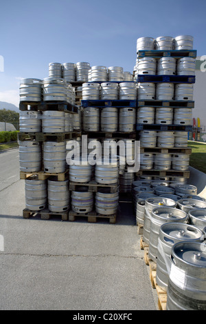 Pile de tonneaux de bière en aluminium, barillets, baril, Keg, piles, aluminium, pieu, quantité, certains, beaucoup, Banque D'Images