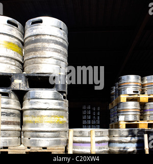 Pile de tonneaux de bière en aluminium, barillets, baril, Keg, piles, aluminium Banque D'Images