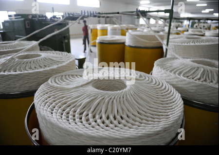 L'INDE Kolkata , filature du coton biologique et du commerce équitable à l'unité de filature de fils Banque D'Images