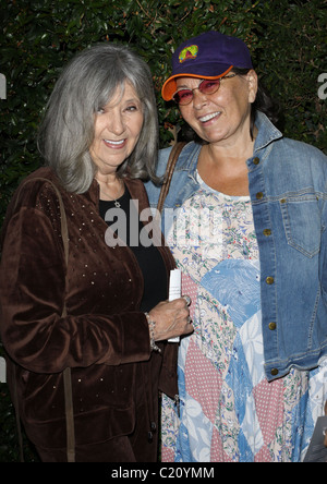 Roseanne Barr et sa mère Los Angeles Premiere de 'Capitalism : A Love Story' qui s'est tenue au Samuel Goldwyn Theater de Los Angeles, Banque D'Images