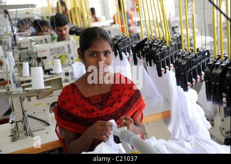 L'Inde, Tamil Nadu, Chennai , femmes travaillent dans l'usine textile du commerce équitable, de la production de vêtements et vêtements pour l'exportation Banque D'Images