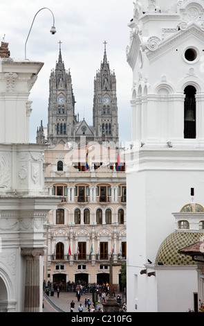 Vue de la La Basilique del Voto Nacional de Quito, Équateur Banque D'Images