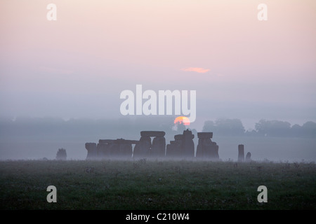 Stonehenge lever du soleil, Wiltshire, England, UK Banque D'Images