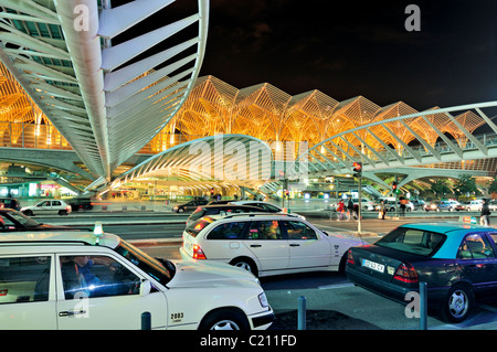 Portugal, Lisbonne : lumineux nocturne garé Gare do Oriente Banque D'Images