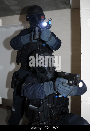 Les agents de la SWAT armés de pistolets et de masques à gaz. La police réelle, pas une reconstruction Banque D'Images