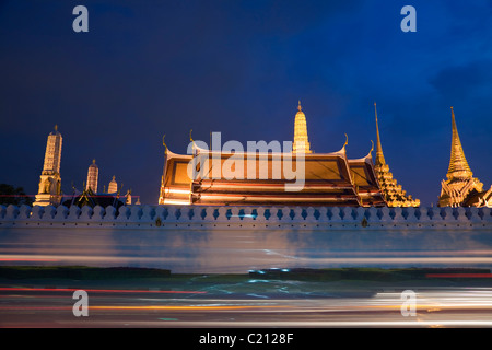 Des sentiers de lumière en face de Wat Phra Kaew et le Grand Palais. Bangkok, Thaïlande Banque D'Images