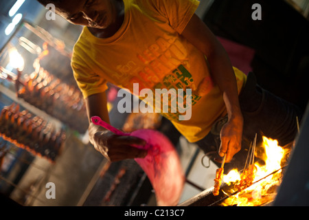 Hawker à Kampung Air Marché nocturne - Pasar Malam, Kota Kinabalu, Sabah, Malaisie Banque D'Images