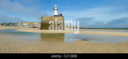 Vue panoramique de Smeaton's pier et St Ives harbour sur une marée basse. Banque D'Images