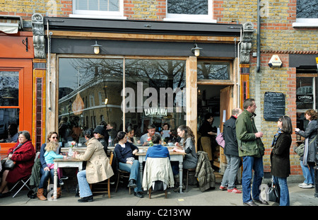 Les personnes mangeant à l'extérieur de Campania Gastronomia restaurant à Columbia Road Flower Market Tower Hamlets London England UK Banque D'Images