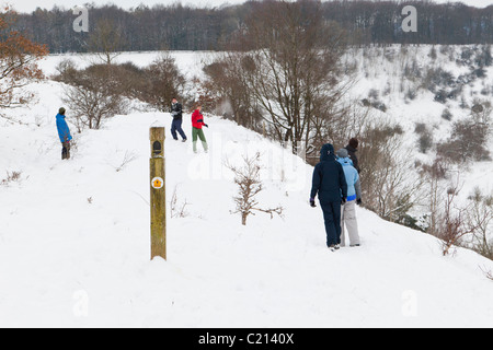 Une bataille de boules de neige d'hiver sur le Cotswold Way à Barrow Service, Gloucestershire, England, UK Banque D'Images