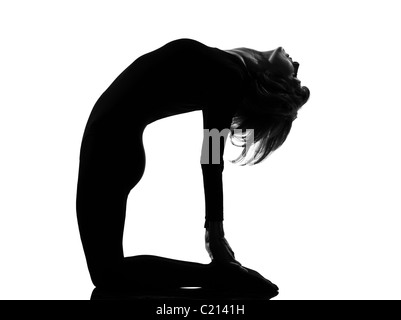 Femme ustrasana posture yoga pose chameau position dans la silhouette sur fond blanc studio pleine longueur Banque D'Images