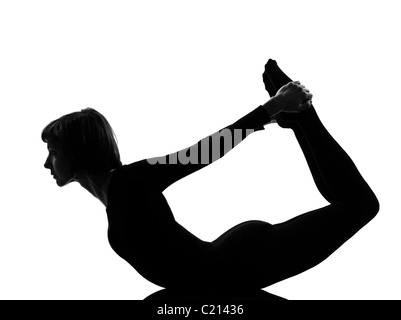 Femme urdhva dhanurasana yoga pose arc vers le haut en position de posture la silhouette studio sur fond blanc Banque D'Images