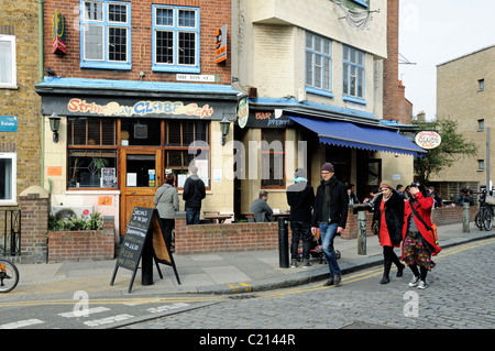 Les personnes de passage String Ray Globe Cafe Columbia Road Flower Market Tower Hamlets East London England UK Banque D'Images