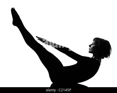 Femme paripurna navasana voile posent la posture de yoga position dans la silhouette studio sur fond blanc Banque D'Images
